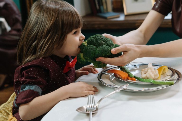 kid-eating-broccoli