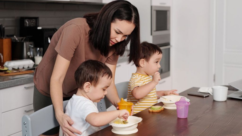 kid-eating-food