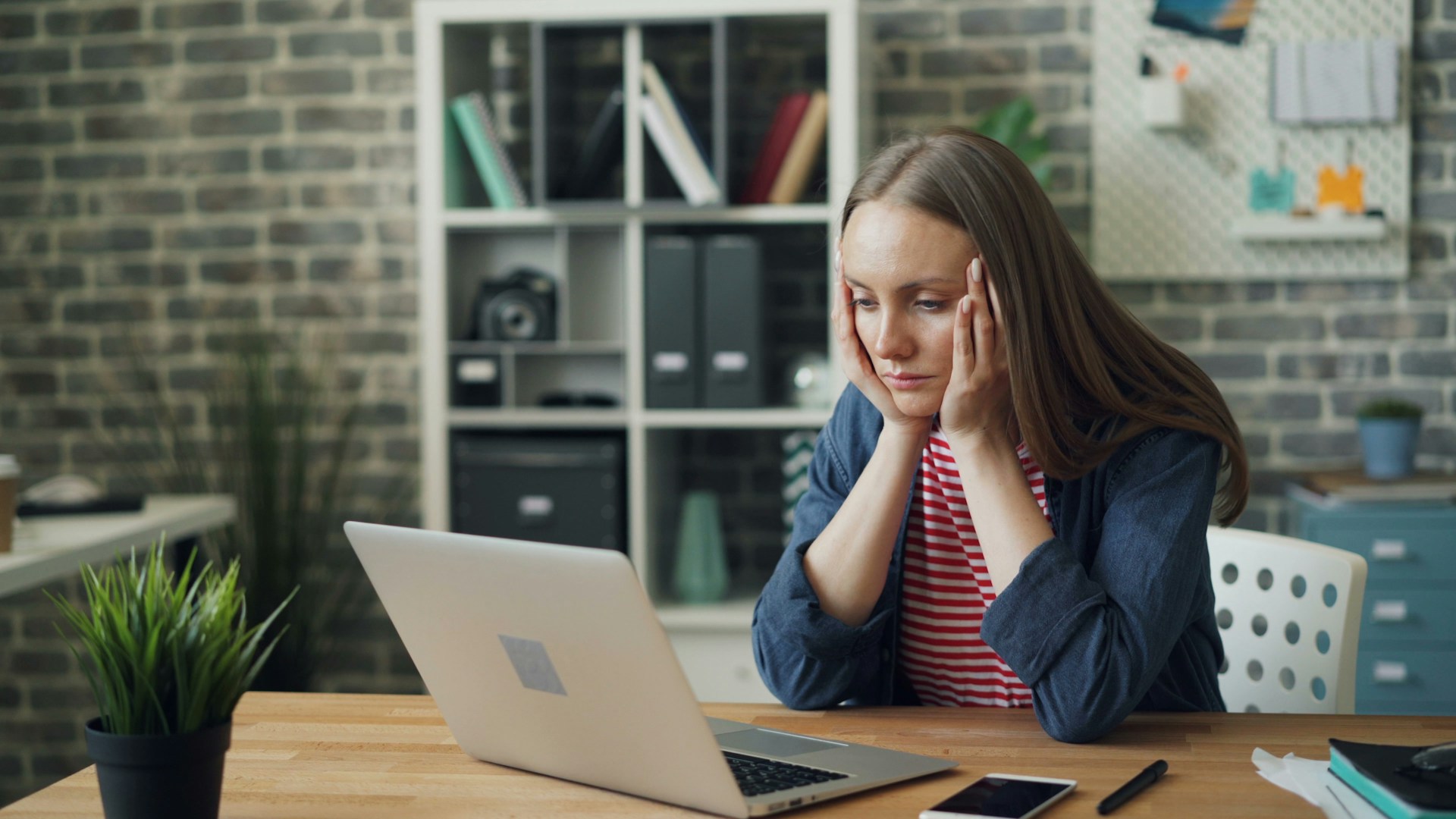 lady-sitting-in-front-of-laptop