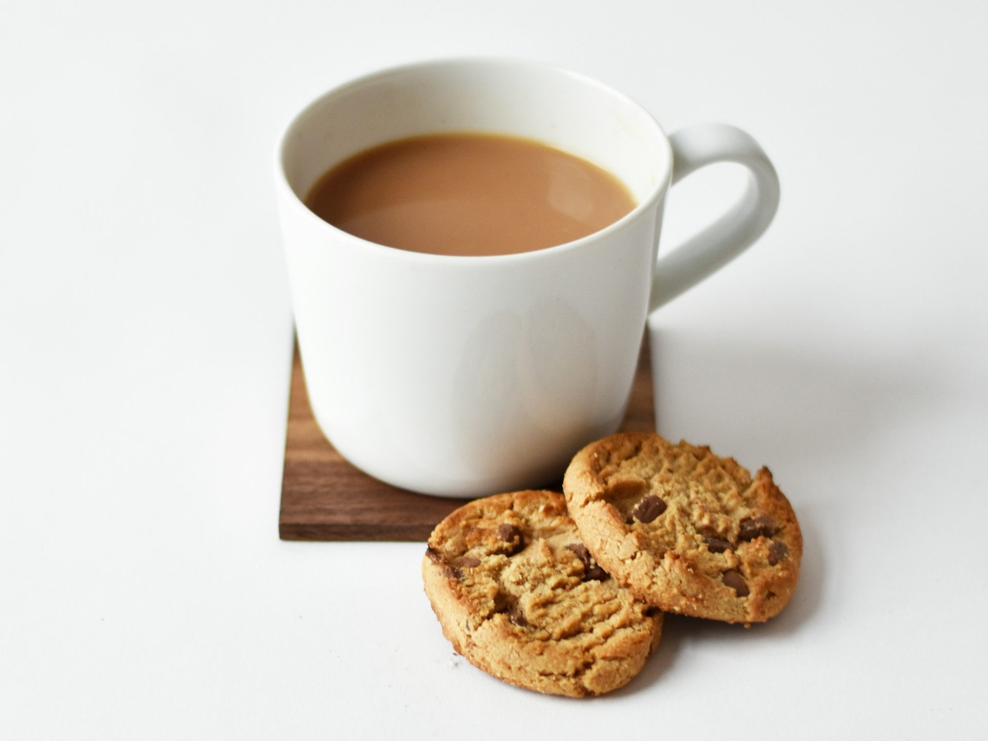 milk-tea-with-biscuit