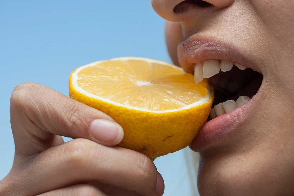 lady-eating-orange