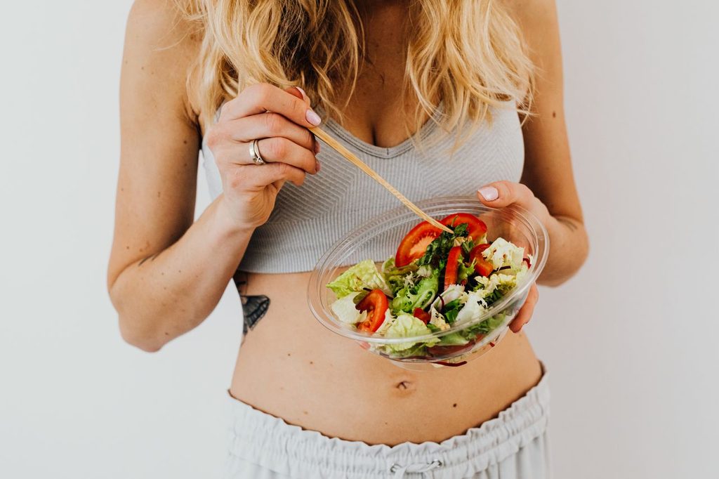 lady-eating-salad